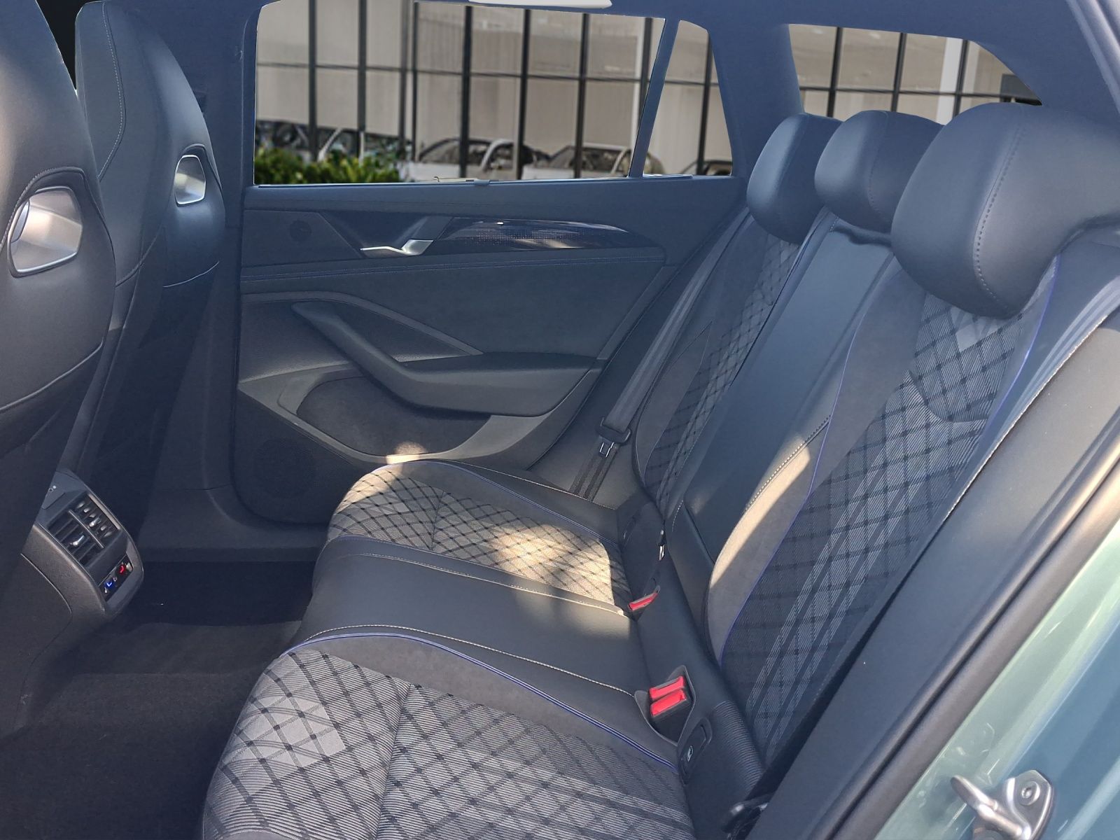 Volkswagen Passat 2025 г. Зелёный, пробег 14189 км