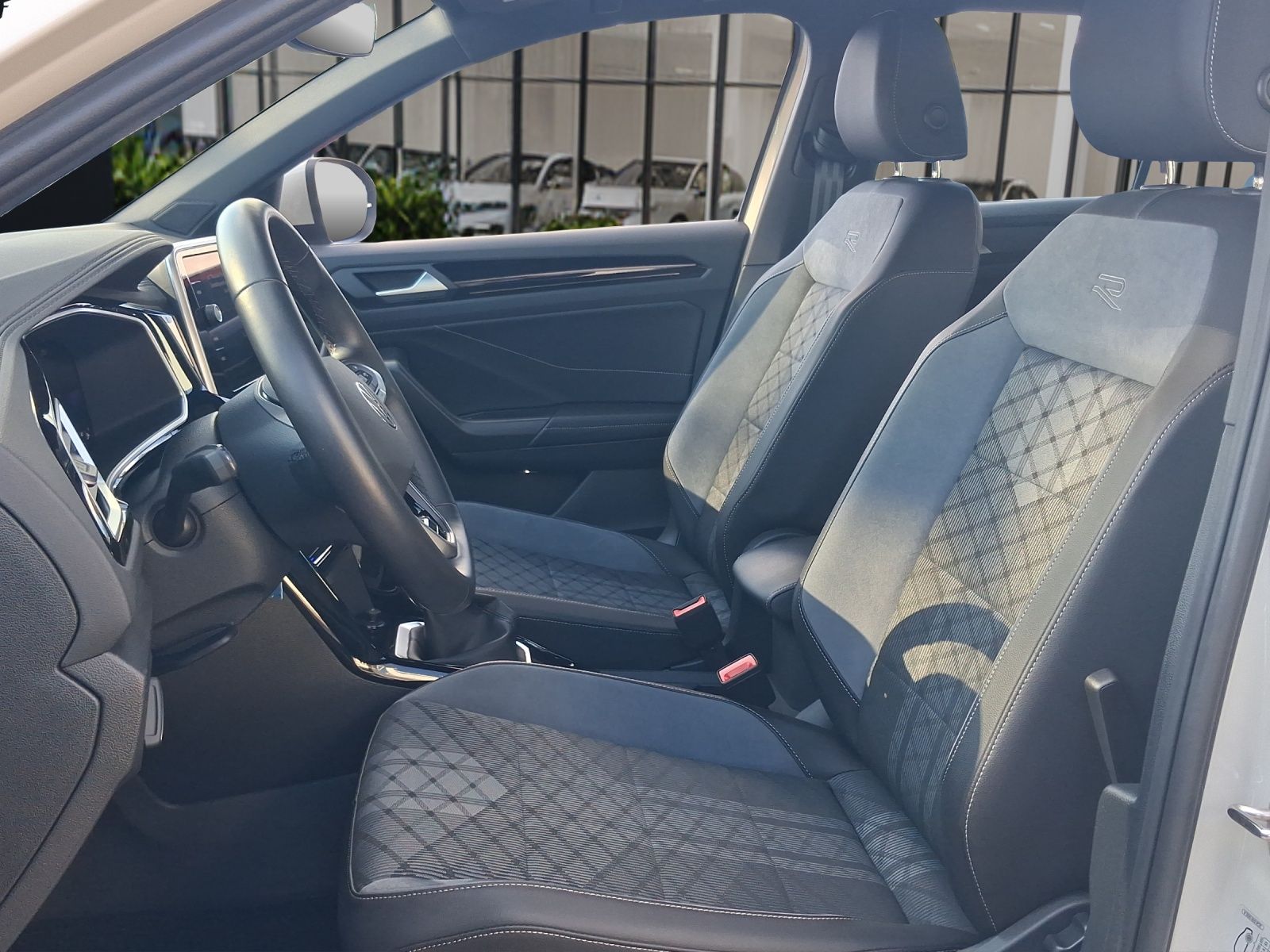 Volkswagen T-Roc 2024 г. Серый, пробег 18739 км