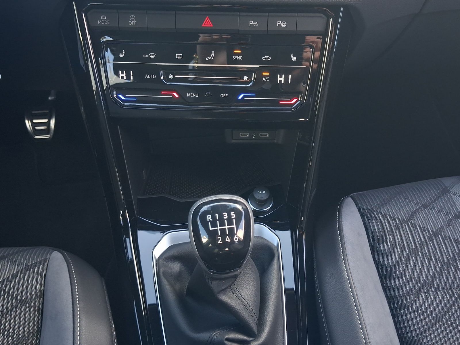 Volkswagen T-Roc 2024 г. Серый, пробег 18739 км