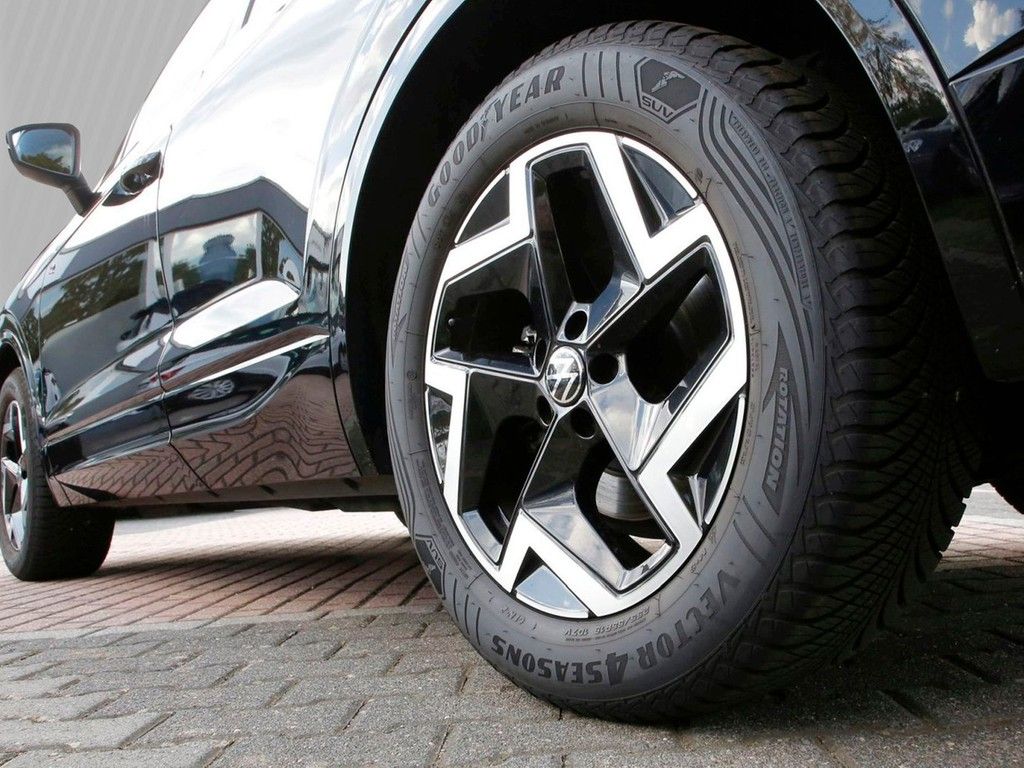 Volkswagen Touareg 2026 г. Чёрный, пробег 25790 км