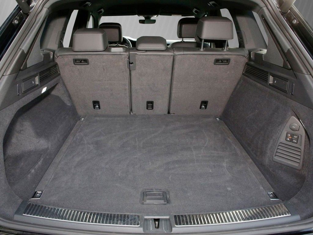 Volkswagen Touareg 2026 г. Чёрный, пробег 25790 км