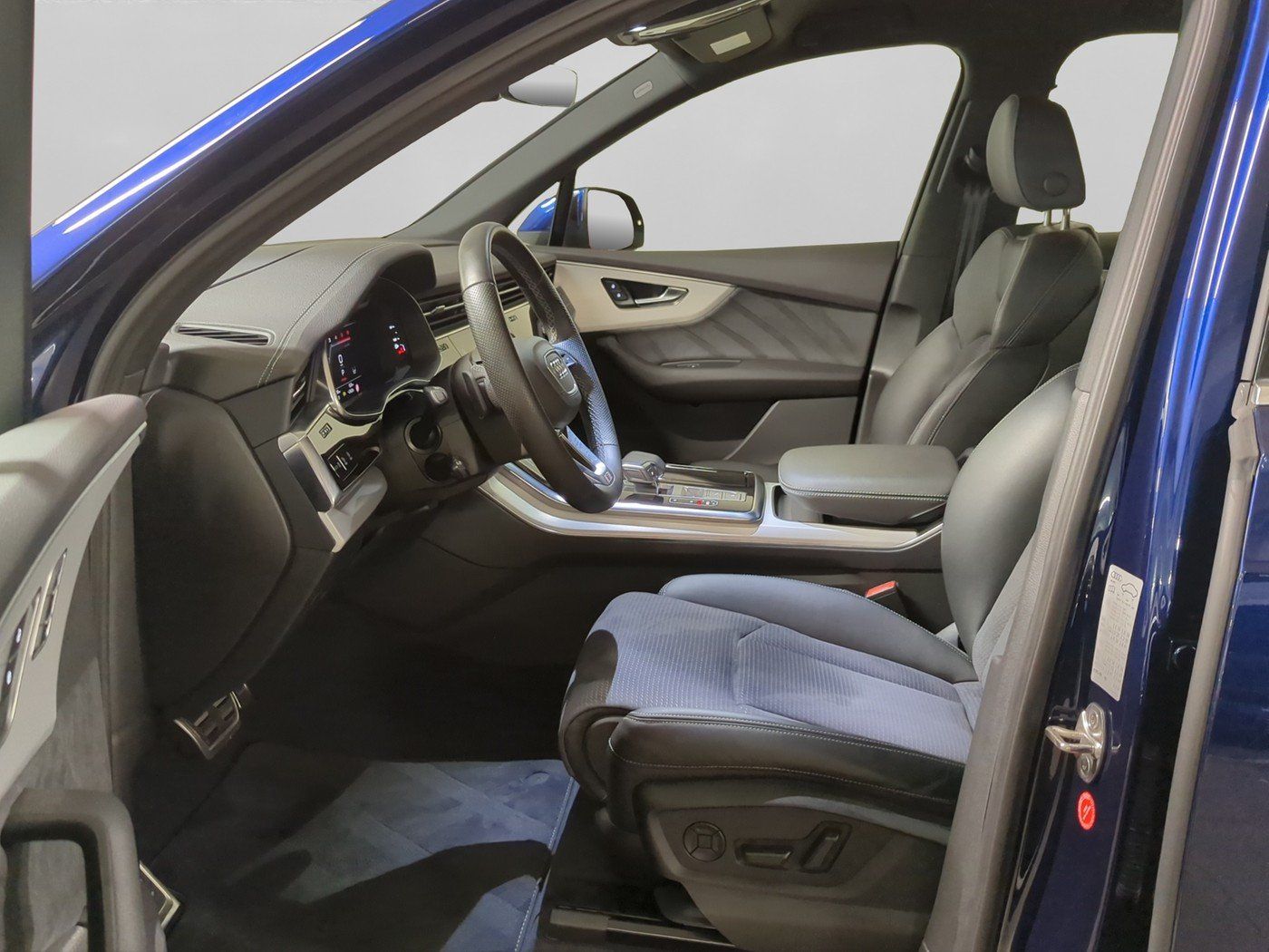 Audi Q7 2023 г. Синий, пробег 48650 км