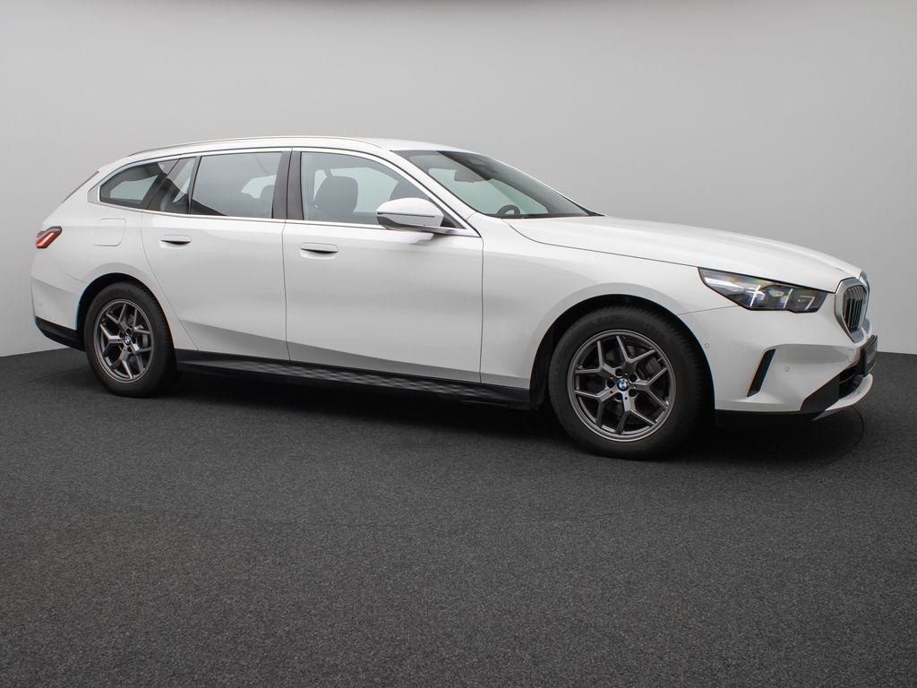 BMW 520 2024 г. Белый, пробег 49898 км