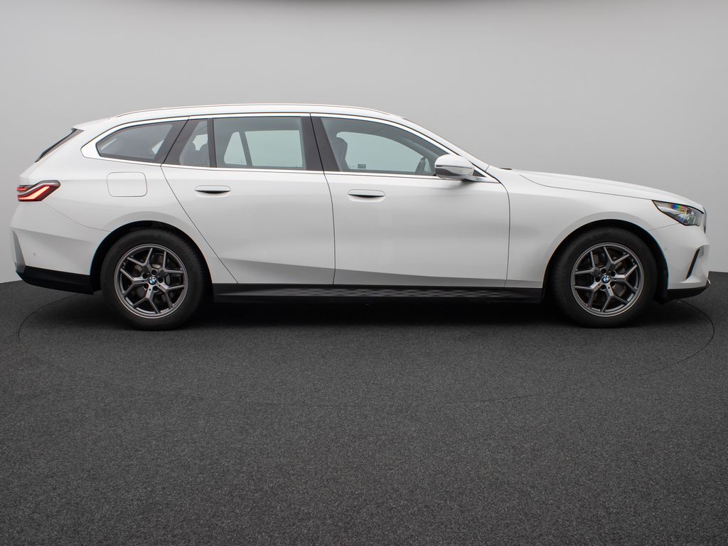 BMW 520 2024 г. Белый, пробег 49898 км