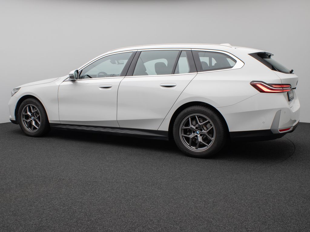 BMW 520 2024 г. Белый, пробег 49898 км