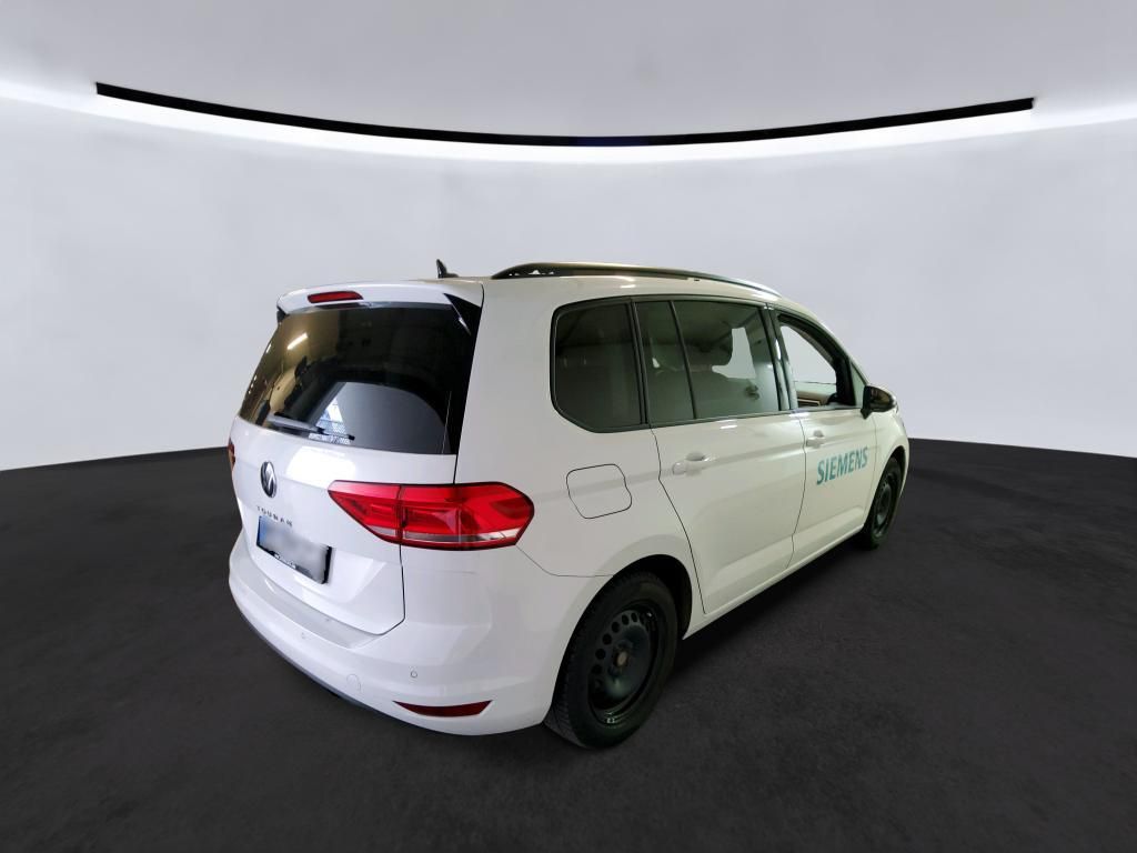 Volkswagen Touran 2023 г. Белый, пробег 48417 км