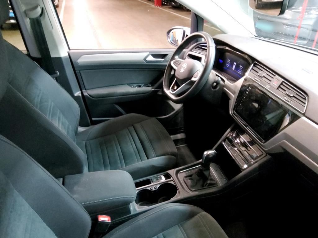 Volkswagen Touran 2023 г. Белый, пробег 48417 км