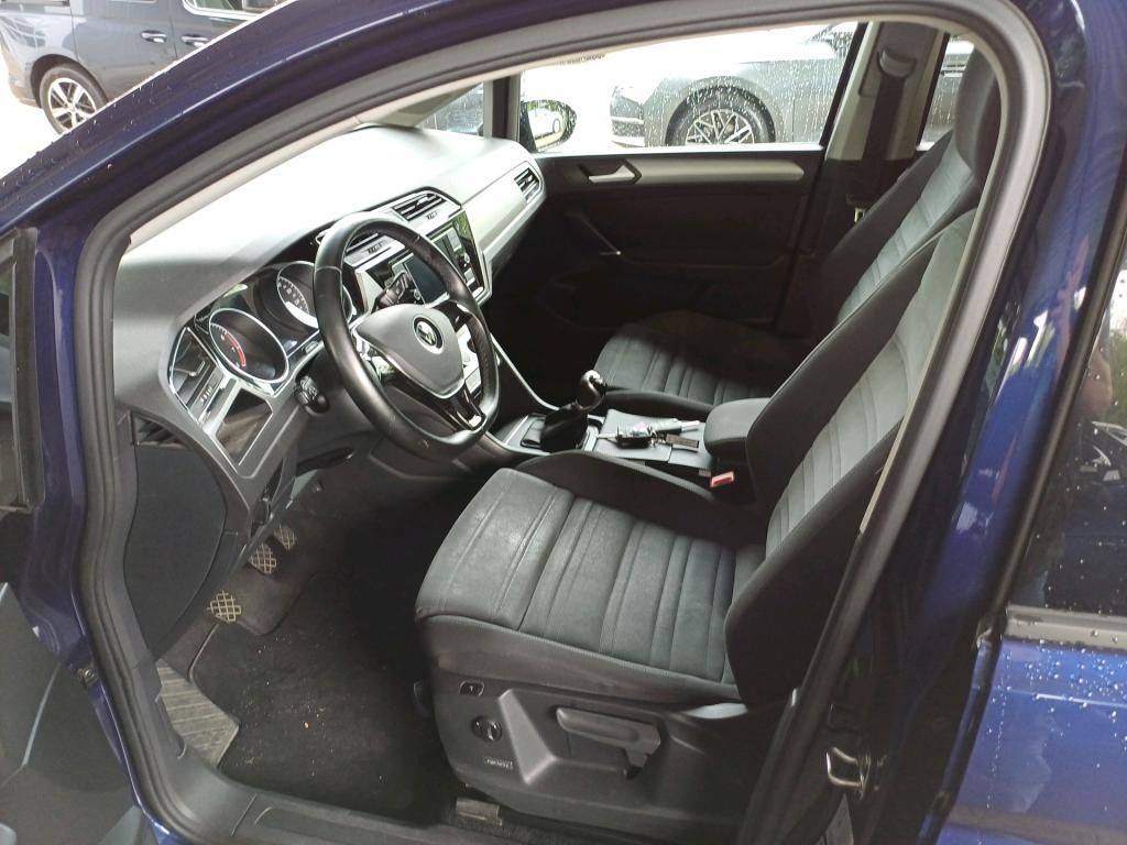 Volkswagen Touran 2022 г. Синий, пробег 20541 км