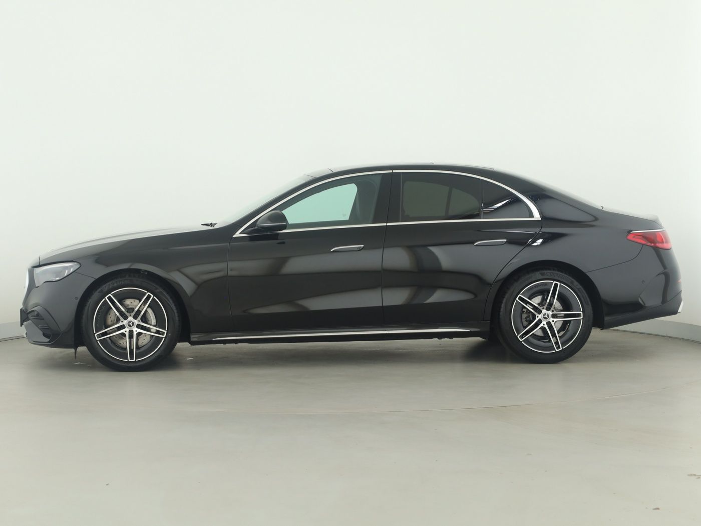 Mercedes-Benz E 200 2025 г. Чёрный, пробег 8678 км
