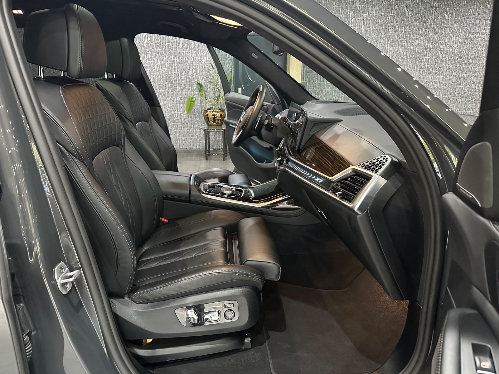 BMW X7 2025 г. Серый, пробег 40000 км