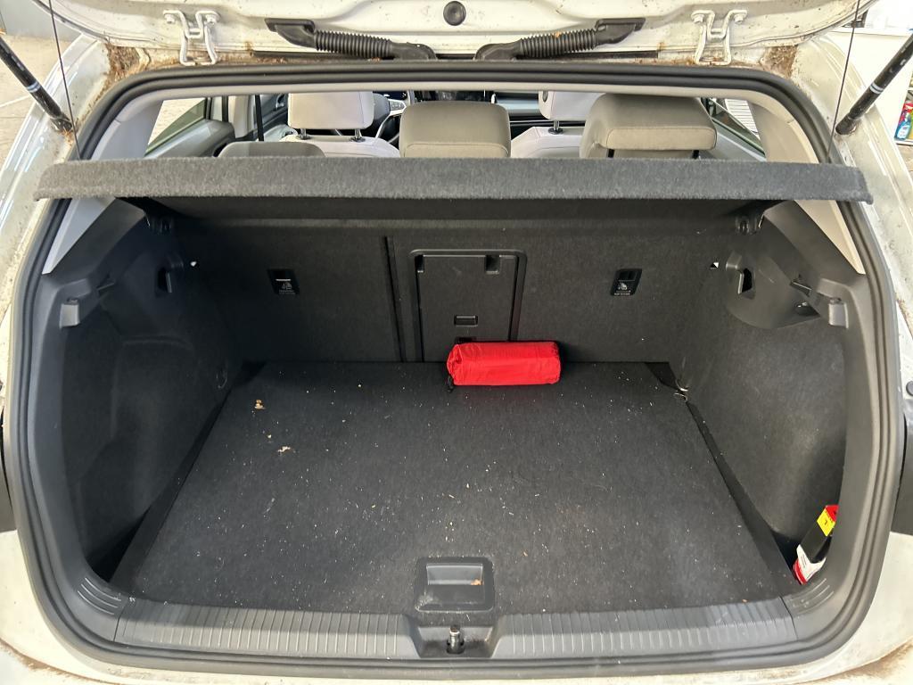 Volkswagen Golf 2023 г. Белый, пробег 21721 км