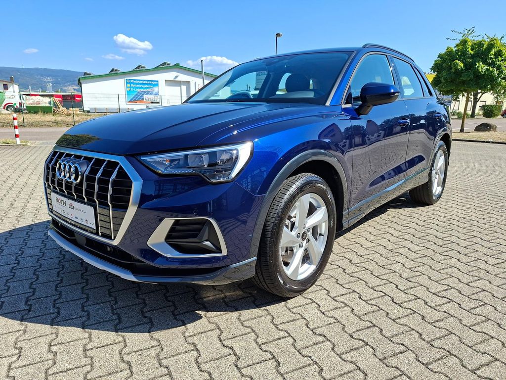 Audi Q3 2023 г. Синий, пробег 52130 км