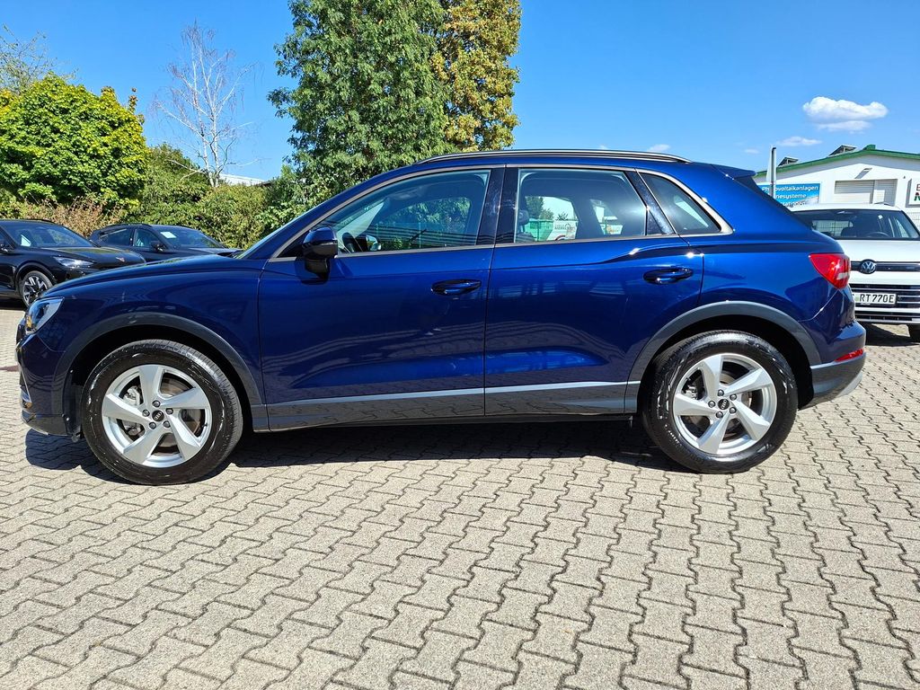 Audi Q3 2023 г. Синий, пробег 52130 км