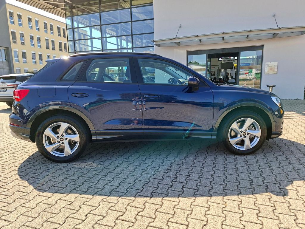 Audi Q3 2023 г. Синий, пробег 52130 км