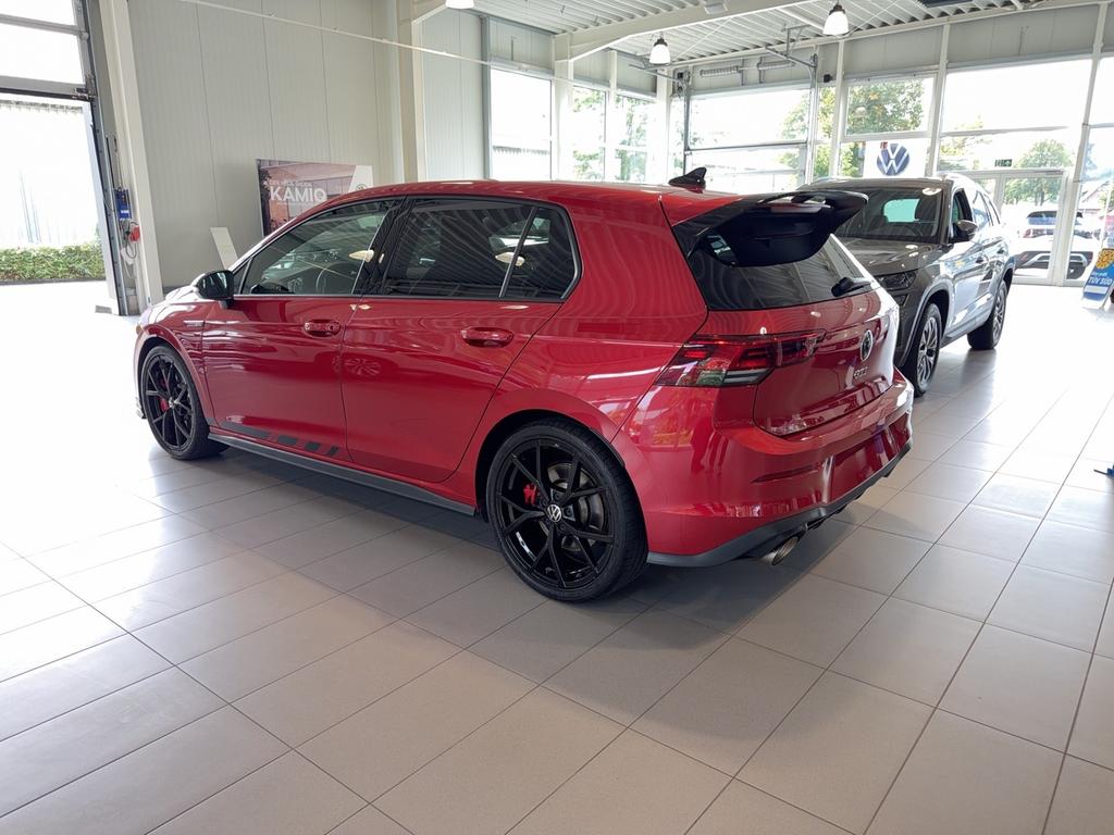Volkswagen Golf 2023 г. Красный, пробег 39714 км