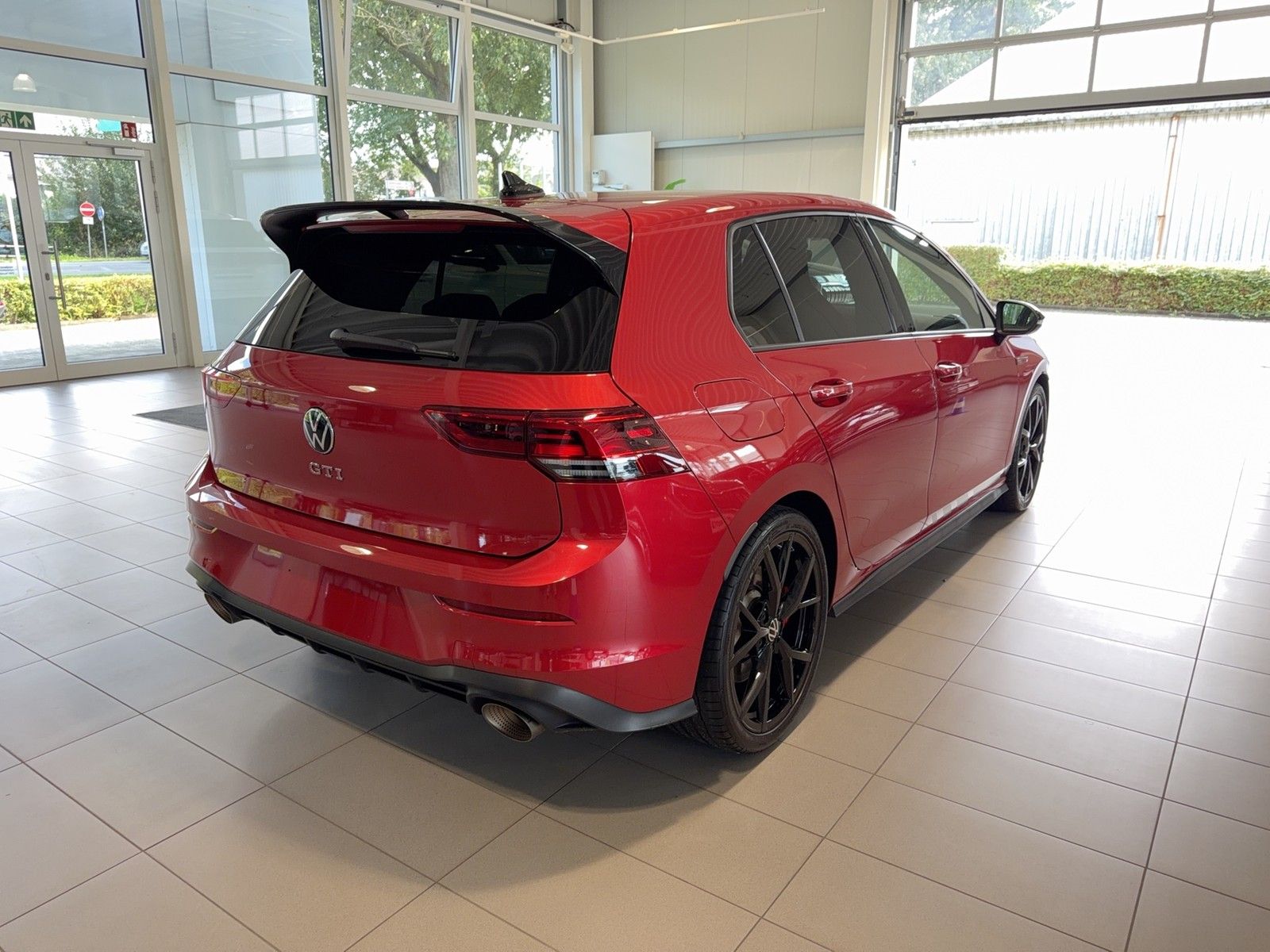 Volkswagen Golf 2023 г. Красный, пробег 39714 км