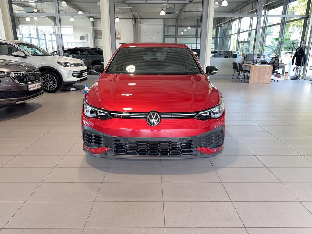 Volkswagen Golf 2023 г. Красный, пробег 39714 км