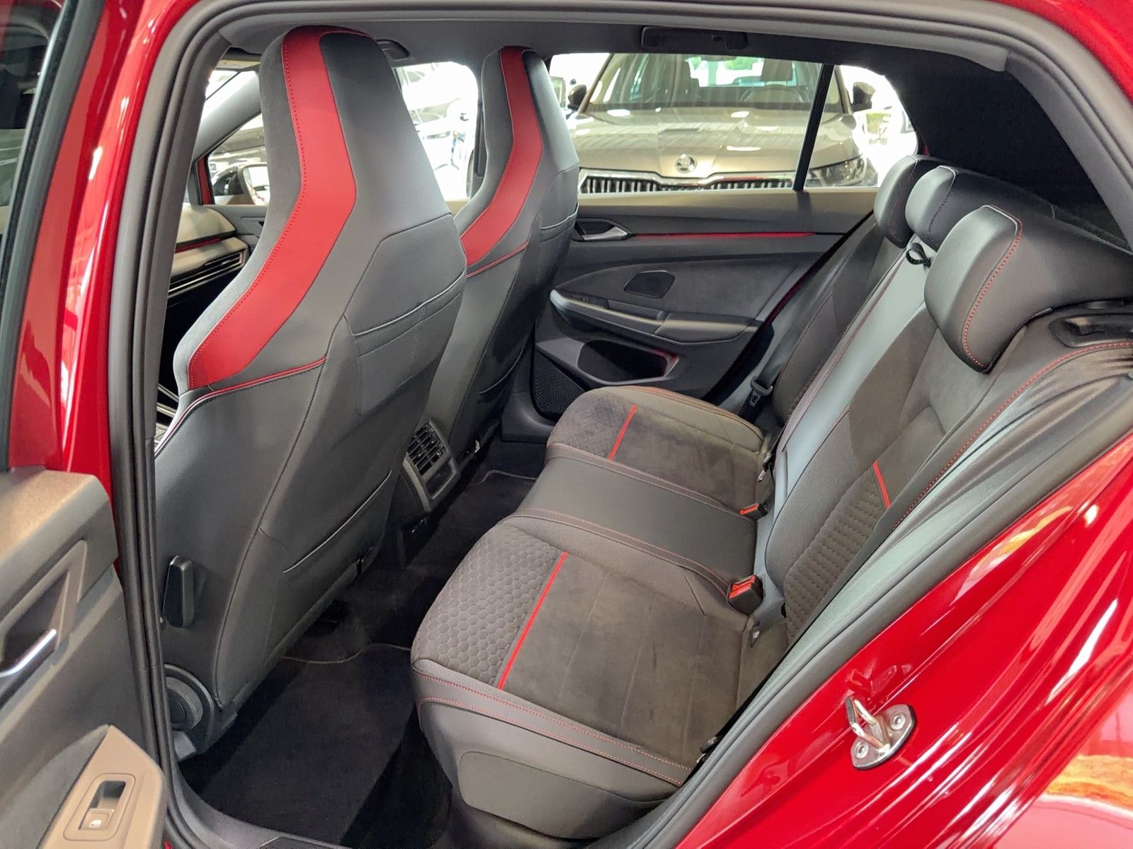 Volkswagen Golf 2023 г. Красный, пробег 39714 км
