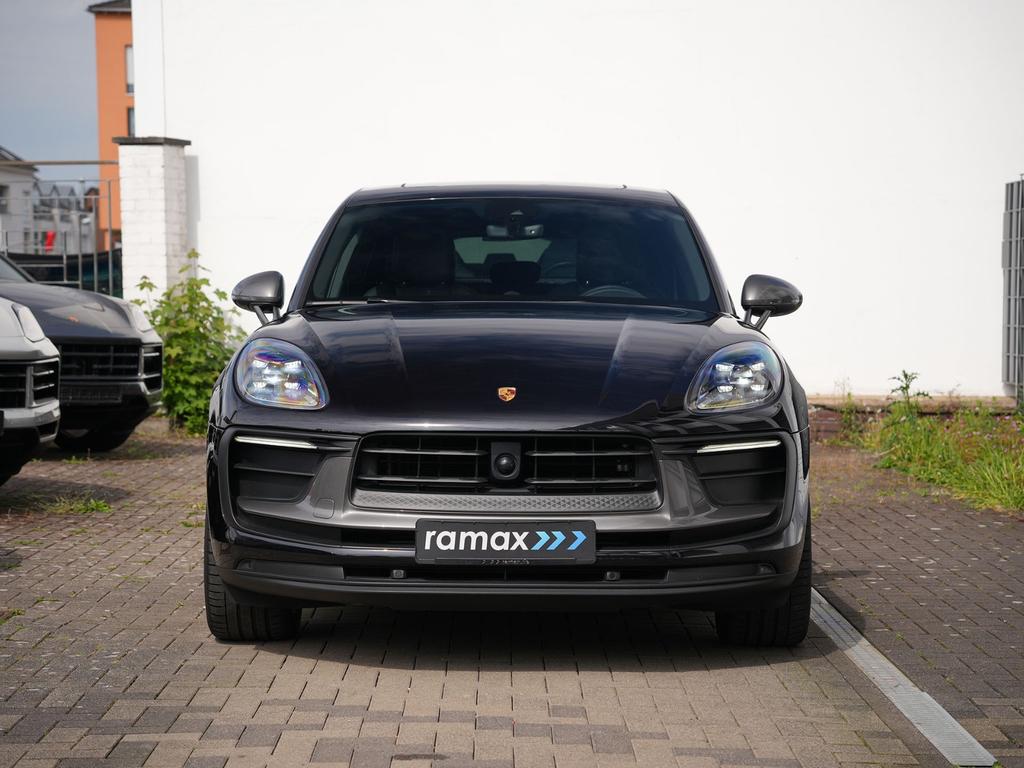 Porsche Macan 2023 г. Чёрный, пробег 34000 км