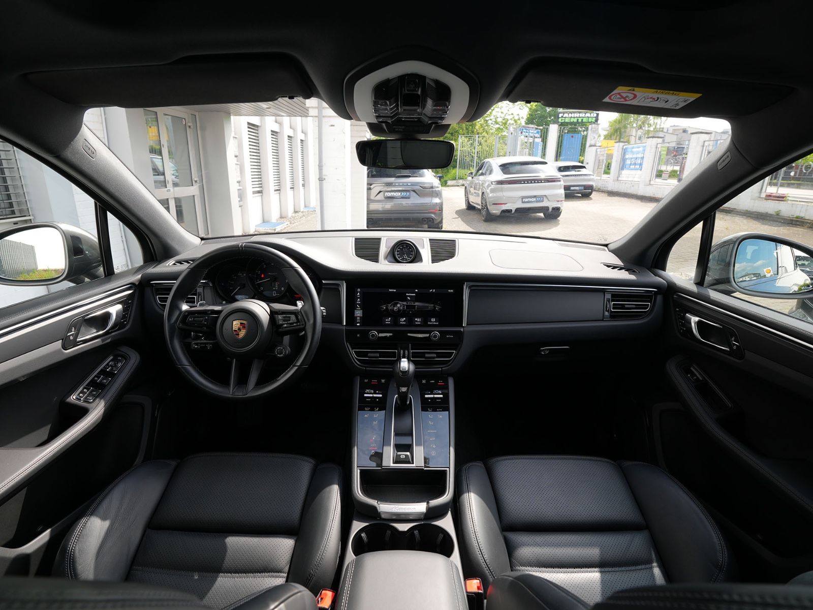 Porsche Macan 2023 г. Чёрный, пробег 34000 км