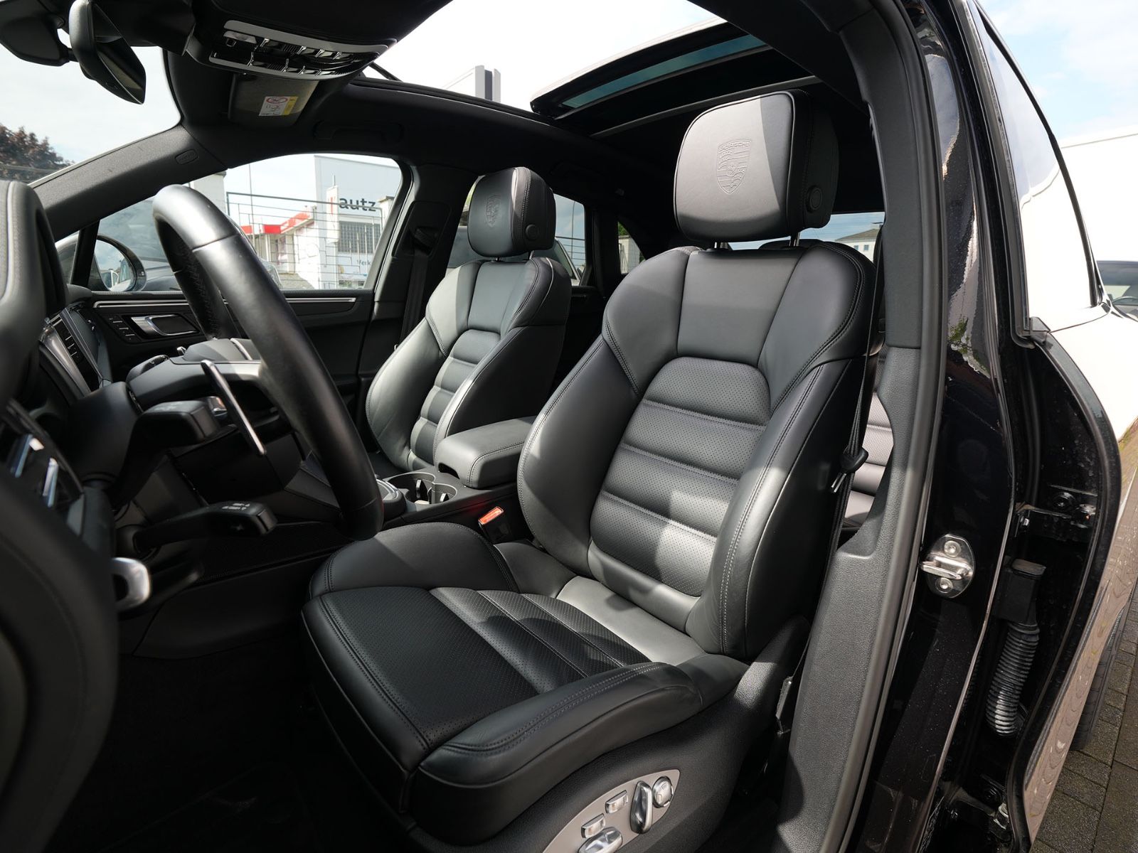 Porsche Macan 2023 г. Чёрный, пробег 34000 км