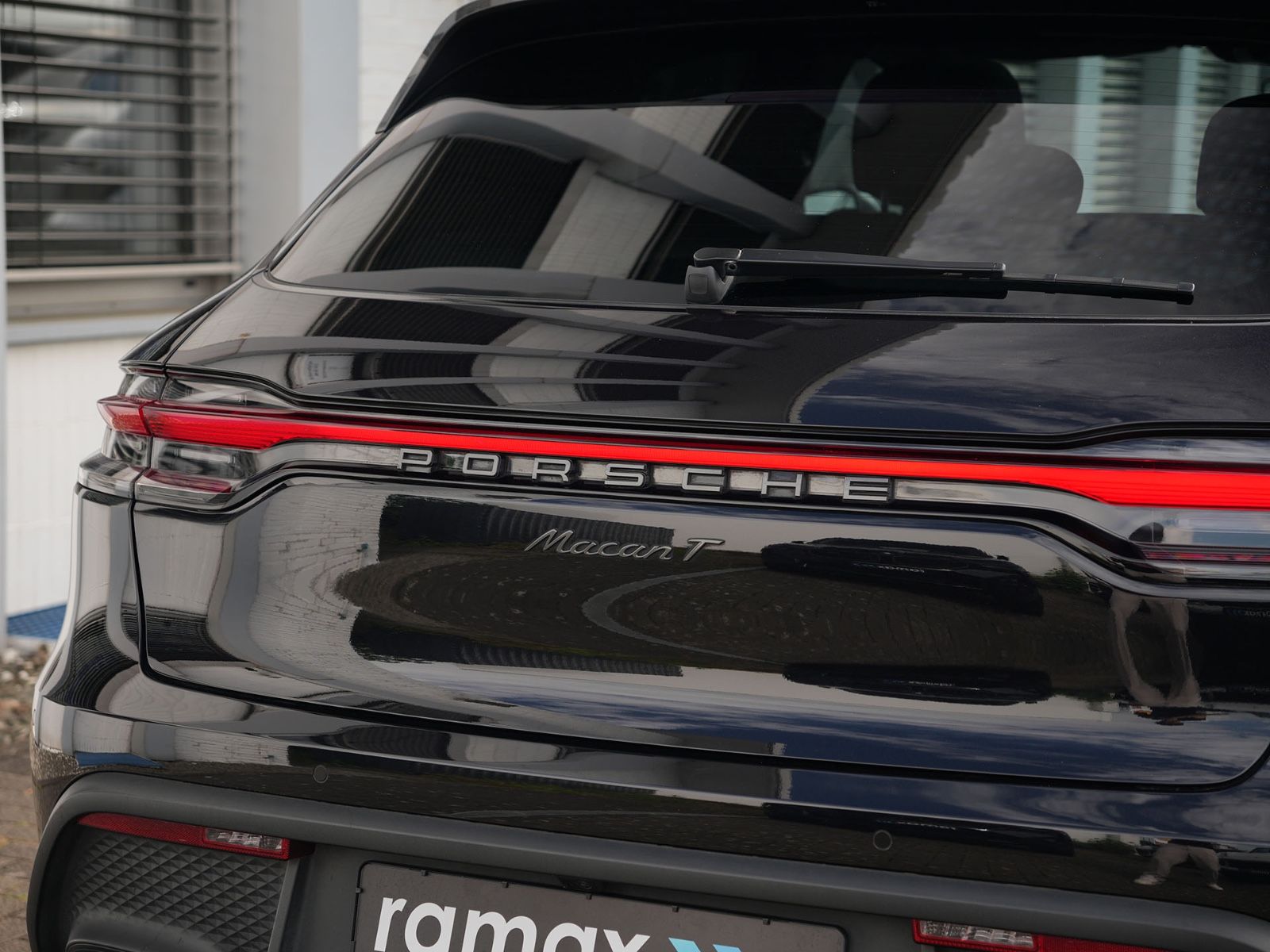 Porsche Macan 2023 г. Чёрный, пробег 34000 км