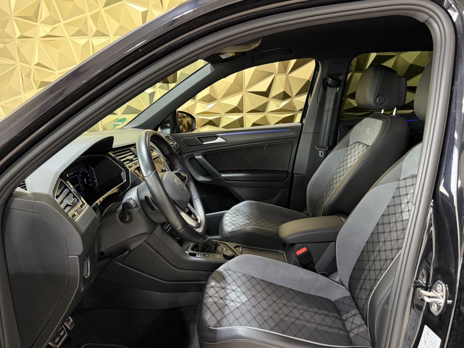 Volkswagen Tiguan 2023 г. Чёрный, пробег 50500 км