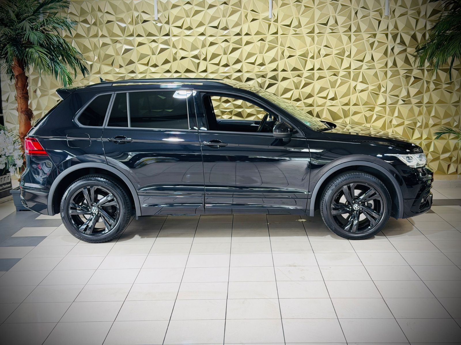 Volkswagen Tiguan 2023 г. Чёрный, пробег 50500 км