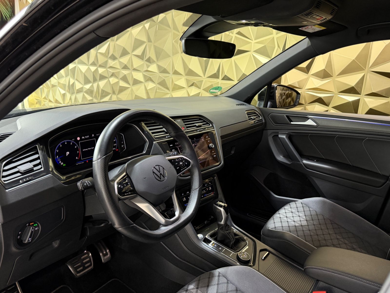 Volkswagen Tiguan 2023 г. Чёрный, пробег 50500 км