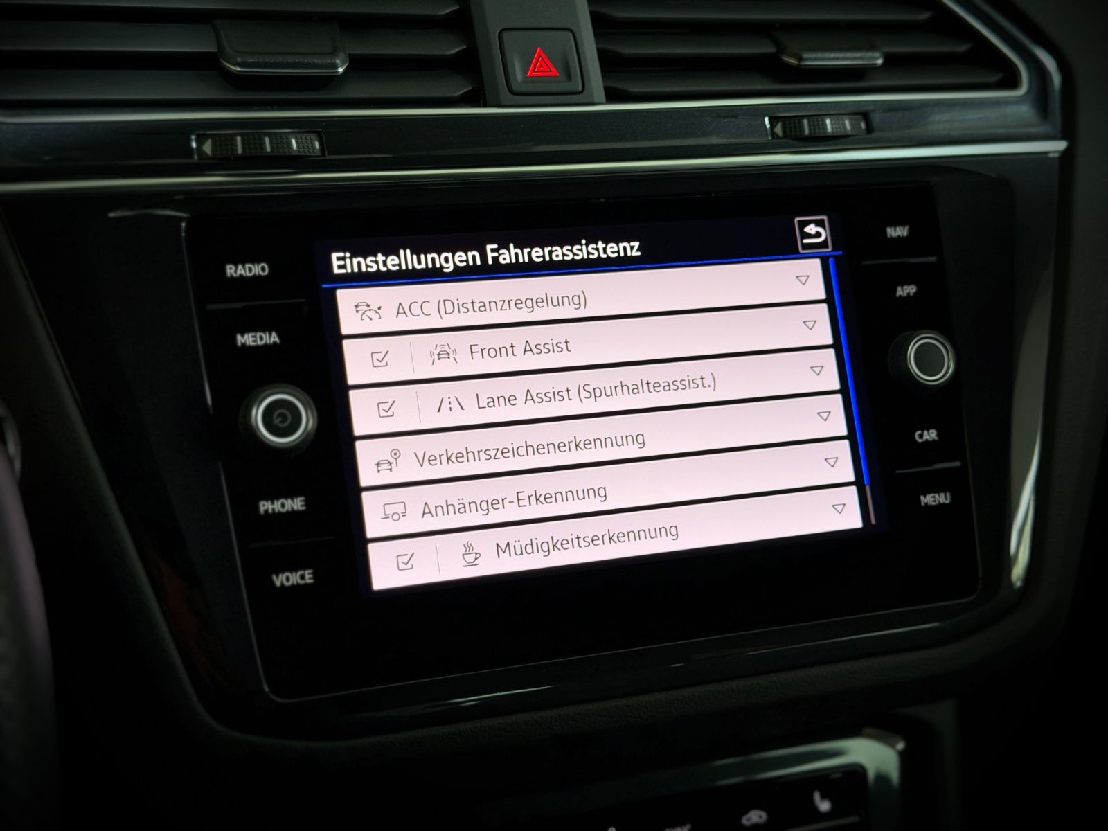 Volkswagen Tiguan 2023 г. Чёрный, пробег 50500 км