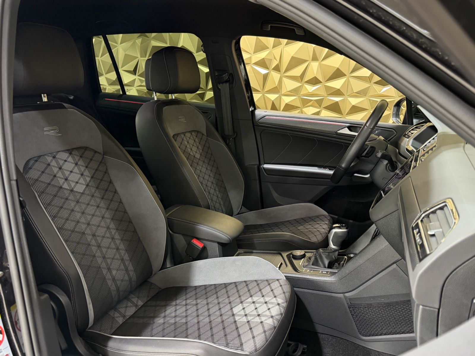 Volkswagen Tiguan 2023 г. Чёрный, пробег 50500 км