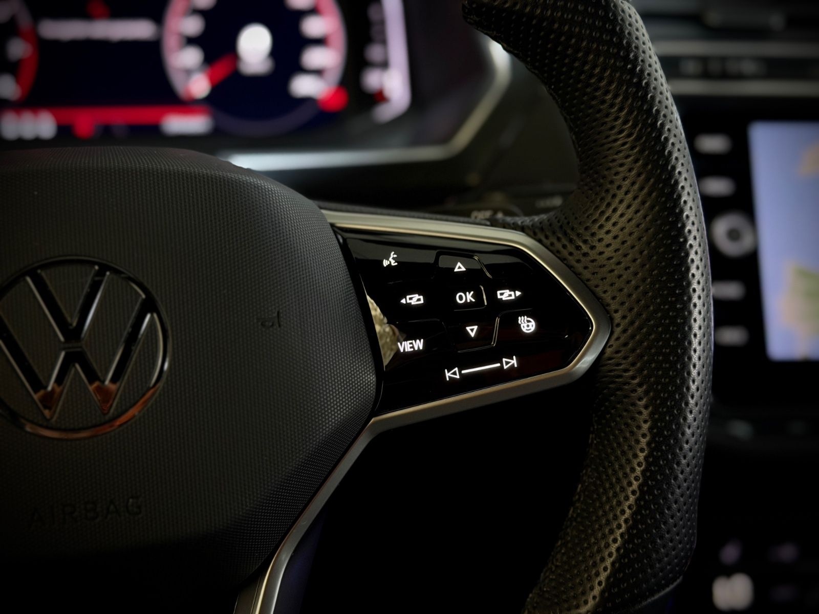 Volkswagen Tiguan 2023 г. Чёрный, пробег 50500 км