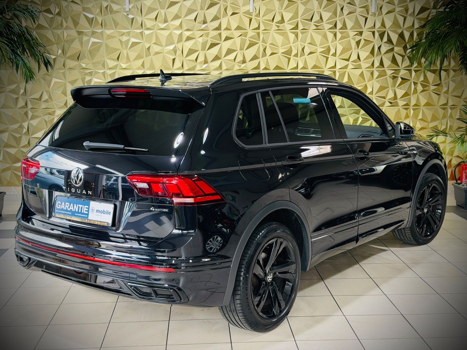 Volkswagen Tiguan 2023 г. Чёрный, пробег 50500 км