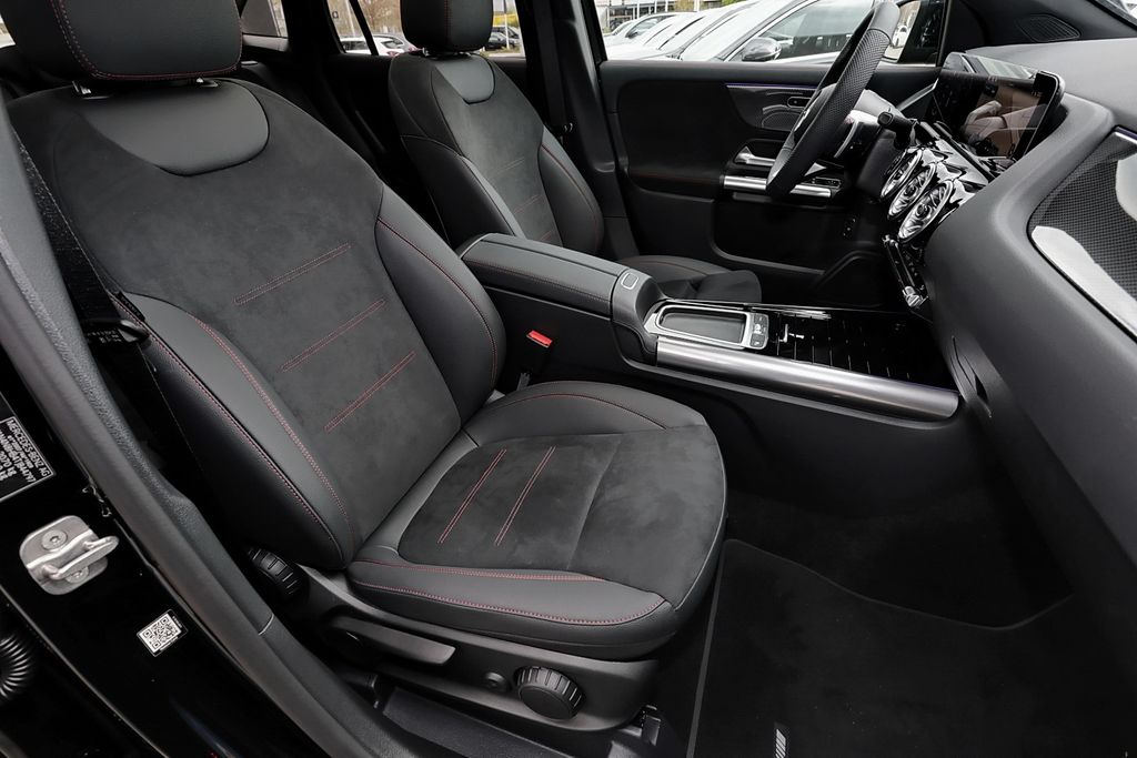 Mercedes-Benz GLA 200 2026 г. Чёрный, пробег 10000 км