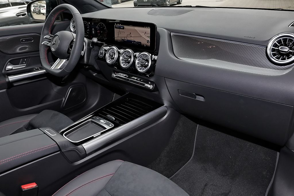 Mercedes-Benz GLA 200 2026 г. Чёрный, пробег 10000 км
