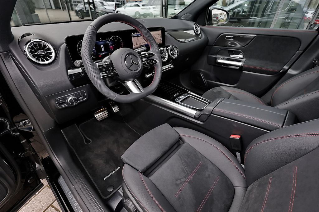 Mercedes-Benz GLA 200 2026 г. Чёрный, пробег 10000 км