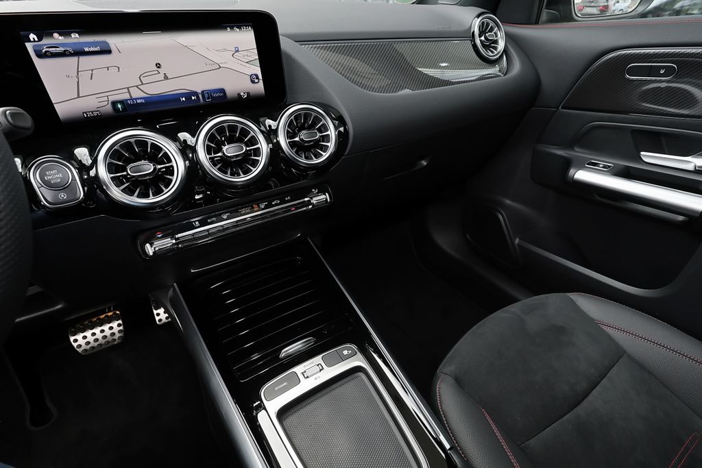 Mercedes-Benz GLA 200 2026 г. Чёрный, пробег 10000 км