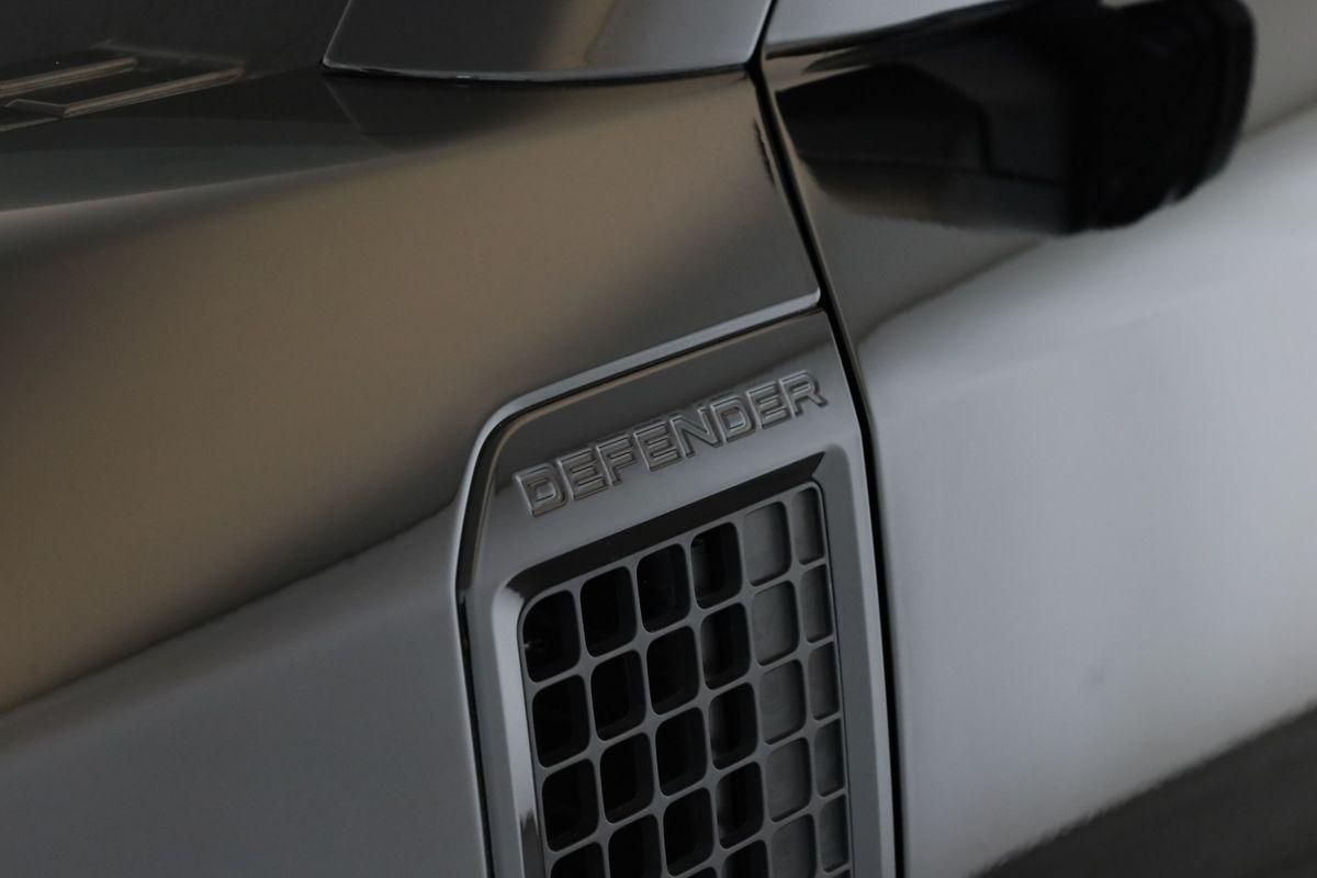 Land Rover Defender 2023 г. Чёрный, пробег 51200 км