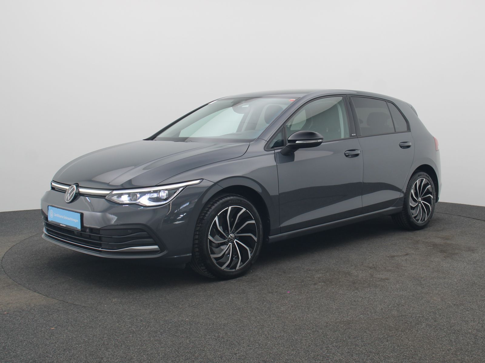 Volkswagen Golf 2023 г. Серый, пробег 24500 км