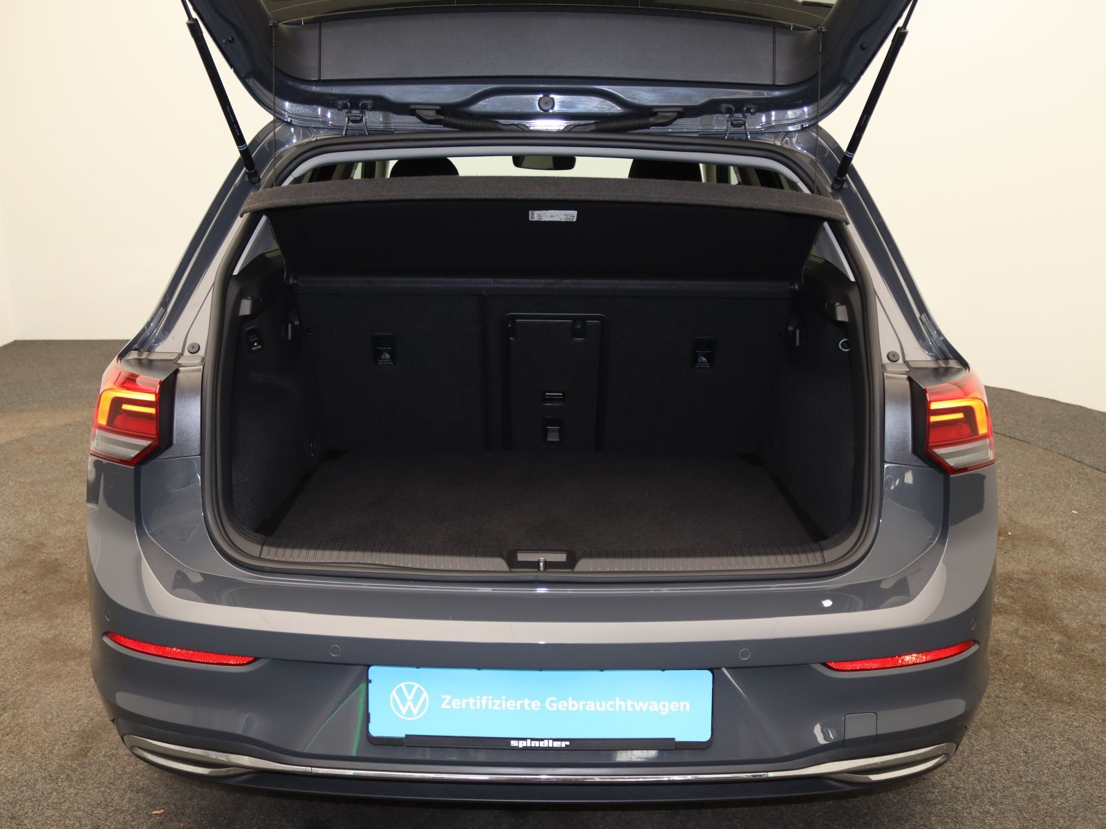 Volkswagen Golf 2023 г. Серый, пробег 24500 км