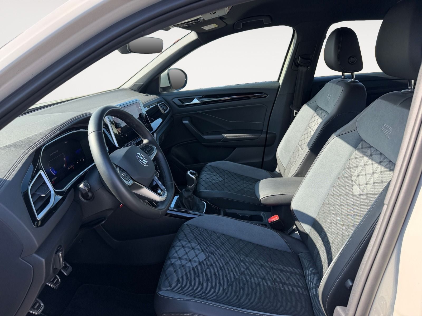 Volkswagen T-Roc 2024 г. Серый, пробег 25585 км