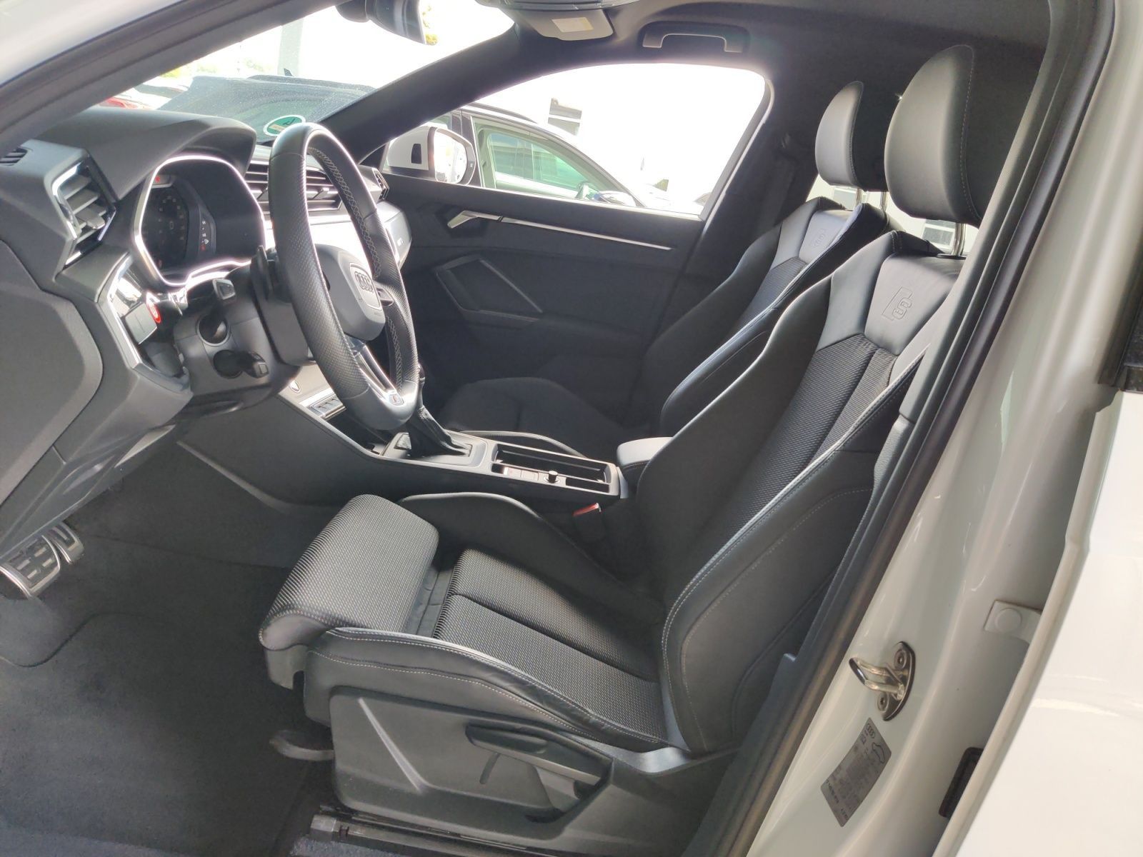 Audi Q3 2024 г. Белый, пробег 36000 км