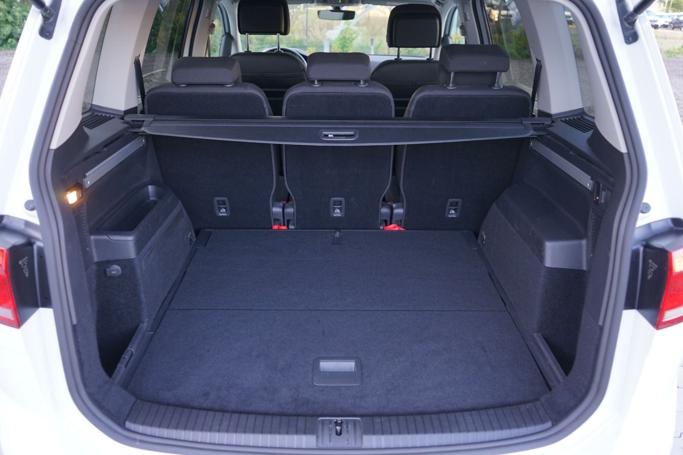 Volkswagen Touran 2022 г. Белый, пробег 59682 км
