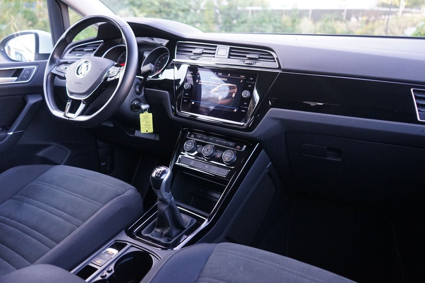 Volkswagen Touran 2022 г. Белый, пробег 59682 км