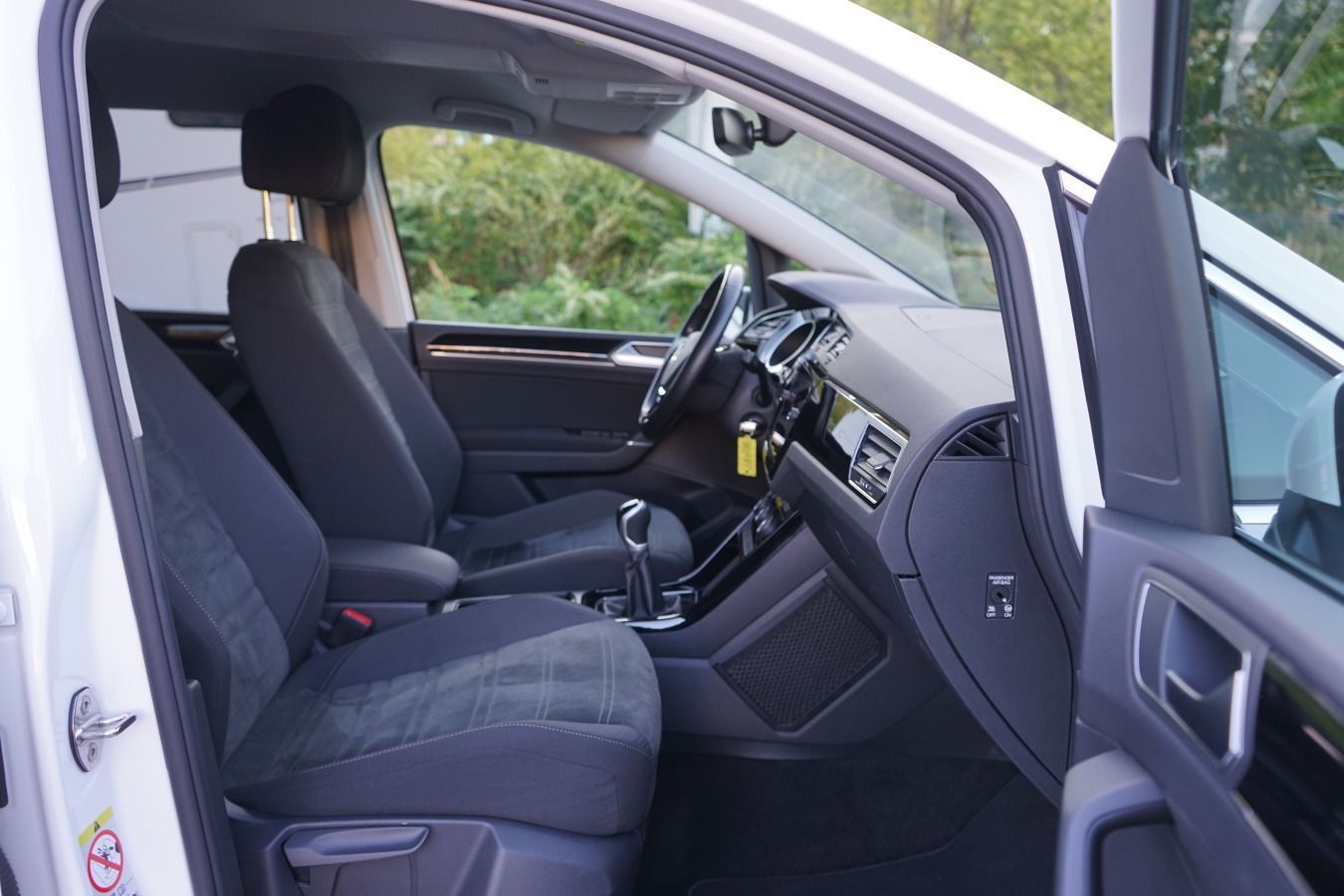 Volkswagen Touran 2022 г. Белый, пробег 59682 км