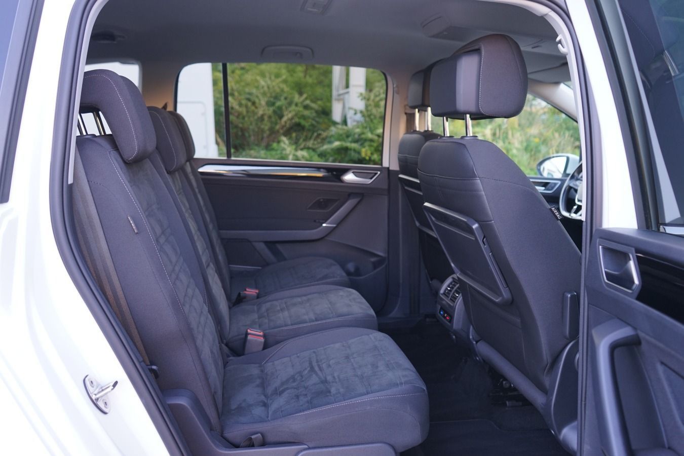 Volkswagen Touran 2022 г. Белый, пробег 59682 км