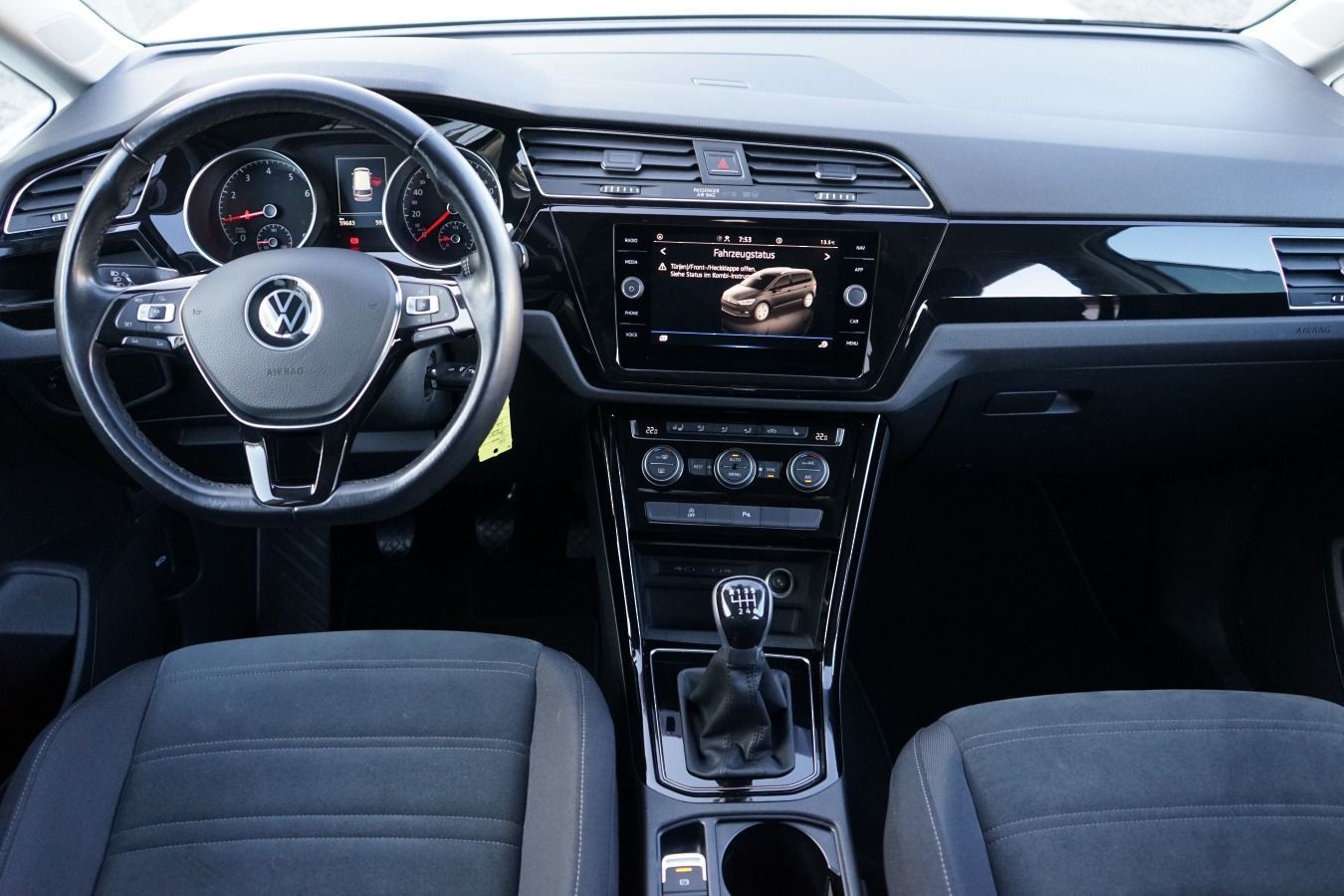 Volkswagen Touran 2022 г. Белый, пробег 59682 км