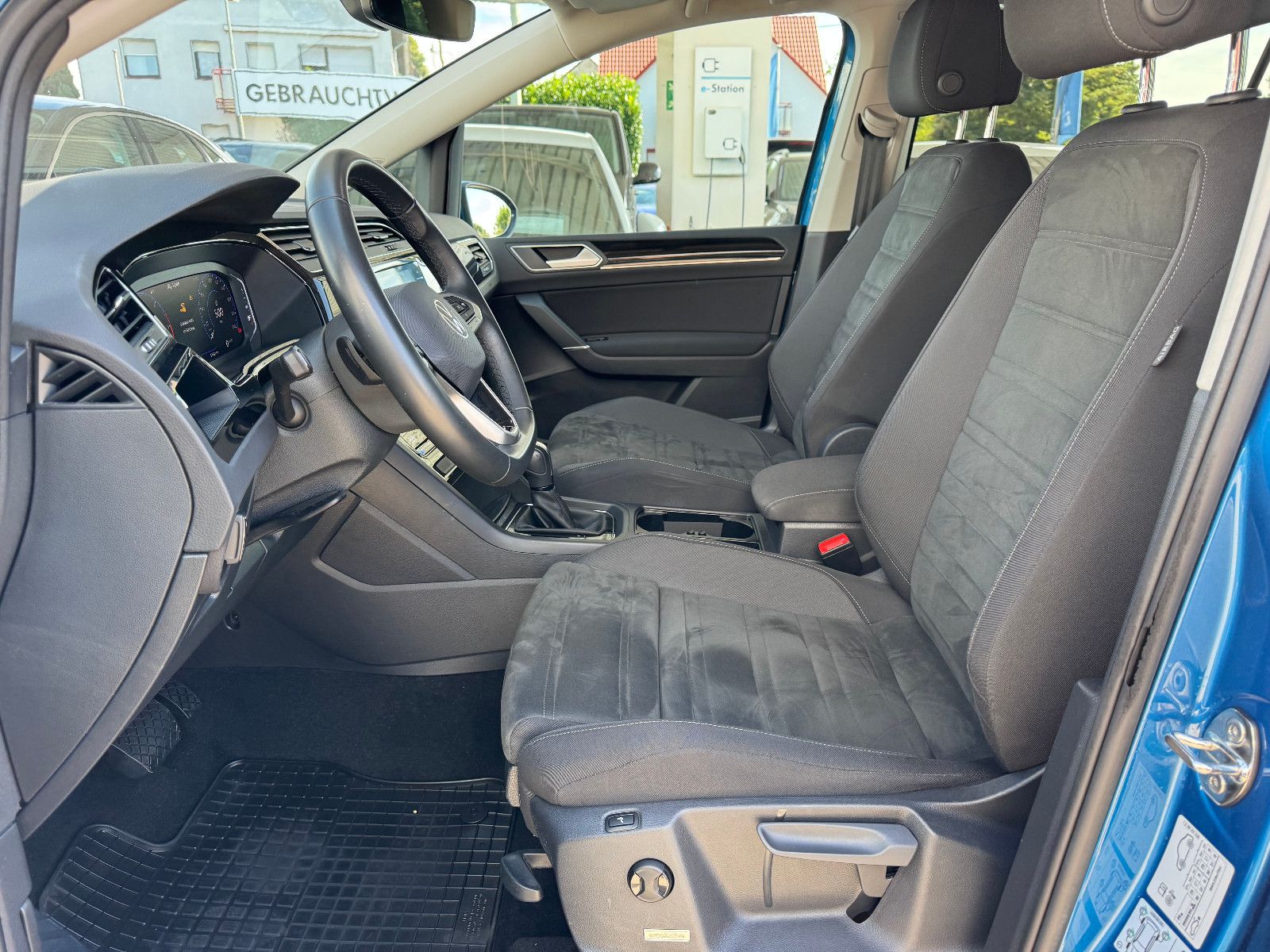 Volkswagen Touran 2023 г. Синий, пробег 57417 км