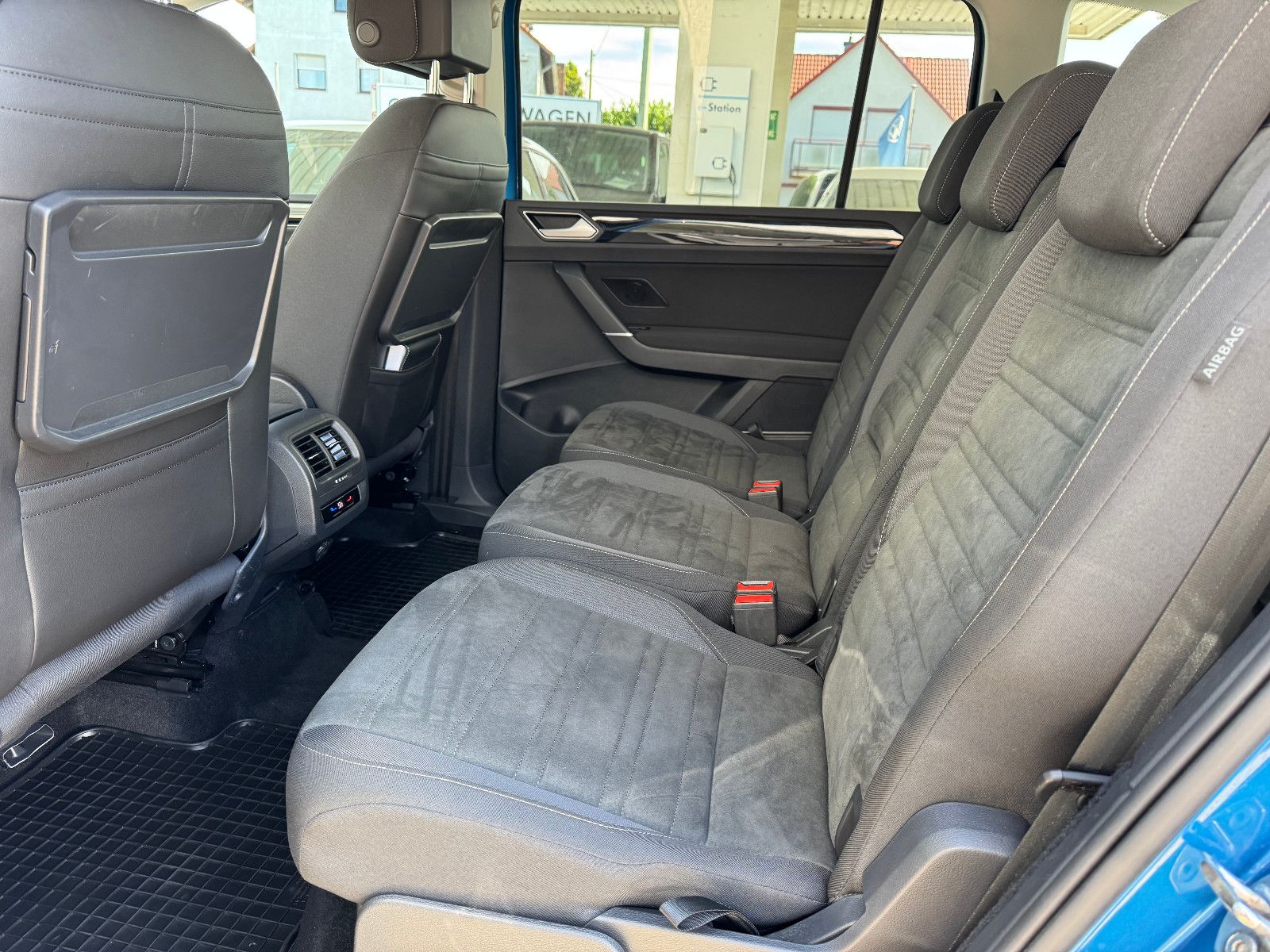 Volkswagen Touran 2023 г. Синий, пробег 57417 км