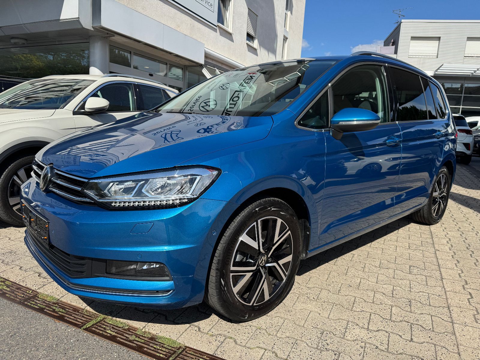 Volkswagen Touran 2023 г. Синий, пробег 57417 км
